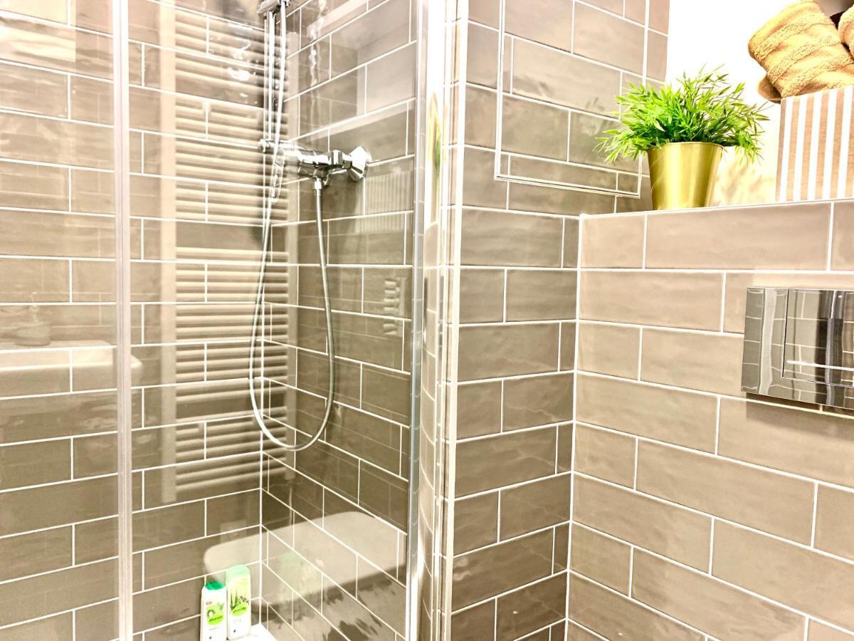 Luxury, Bright Studio With Parking And Balcony In Bratislava Center Exterior foto